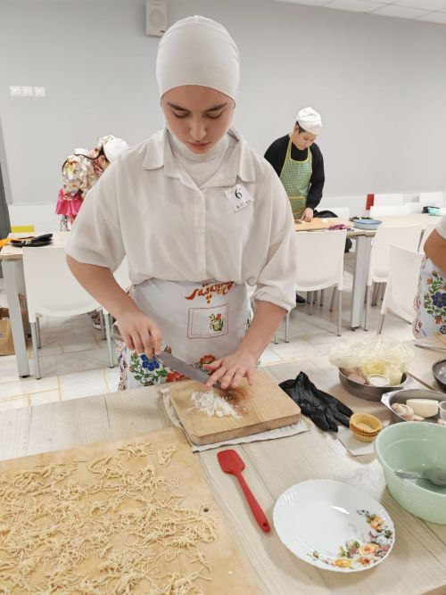 Укучылар токмач кистеләр, жюльен пешерделәр