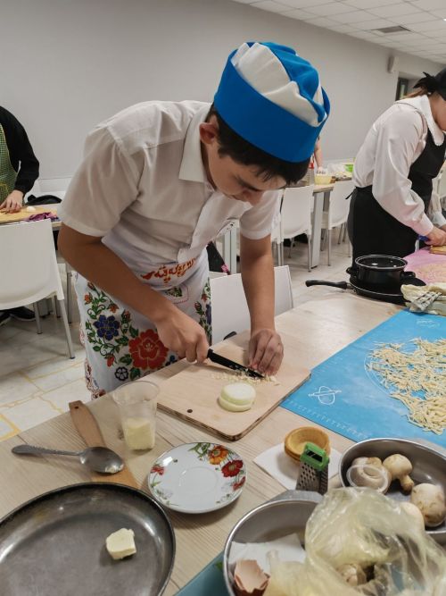 Укучылар токмач кистеләр, жюльен пешерделәр