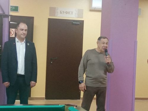 Сабада муниципаль хезмәткәрләр бильярд  уйнады