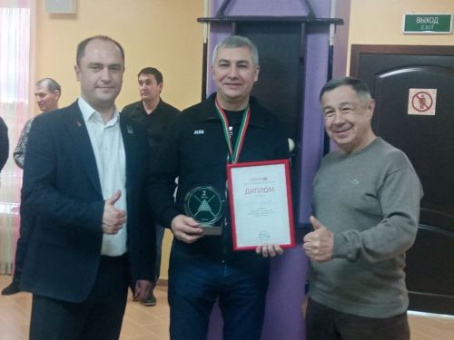 Сабада муниципаль хезмәткәрләр бильярд  уйнады