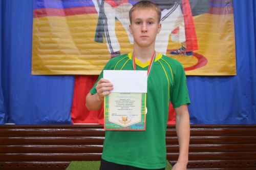 Егетләр бил  алышты, мускуллар  уйнап торды,  кем җиңде, кем  калышты