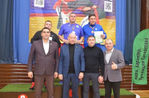 Егетләр бил  алышты, мускуллар  уйнап торды,  кем җиңде, кем  калышты