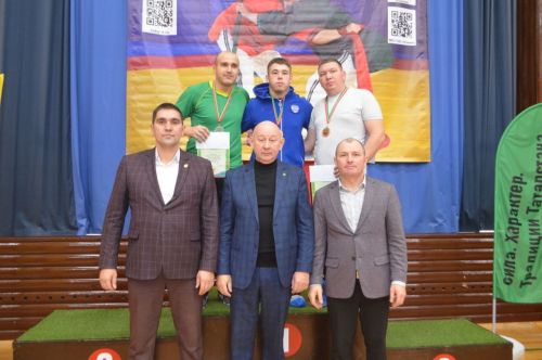Егетләр бил  алышты, мускуллар  уйнап торды,  кем җиңде, кем  калышты