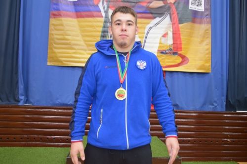 Егетләр бил  алышты, мускуллар  уйнап торды,  кем җиңде, кем  калышты