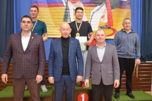 Егетләр бил  алышты, мускуллар  уйнап торды,  кем җиңде, кем  калышты