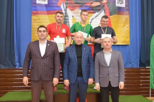 Егетләр бил  алышты, мускуллар  уйнап торды,  кем җиңде, кем  калышты