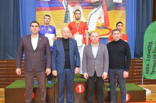 Егетләр бил  алышты, мускуллар  уйнап торды,  кем җиңде, кем  калышты