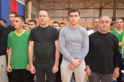 Егетләр бил  алышты, мускуллар  уйнап торды,  кем җиңде, кем  калышты