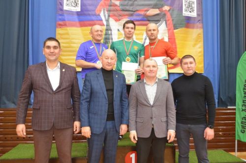 Егетләр бил  алышты, мускуллар  уйнап торды,  кем җиңде, кем  калышты