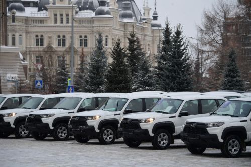 Республика рәисе Татарстан муниципалитетларына 100 автомобиль ачкычы тапшырды