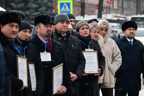 Республика рәисе Татарстан муниципалитетларына 100 автомобиль ачкычы тапшырды