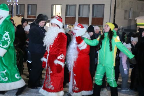 Сабада төп чыршы утларын кабызды