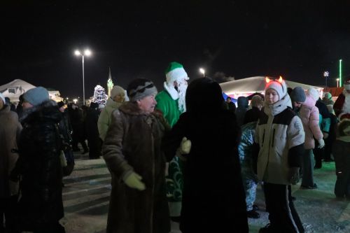 Сабада төп чыршы утларын кабызды