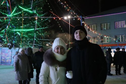 Сабада төп чыршы утларын кабызды