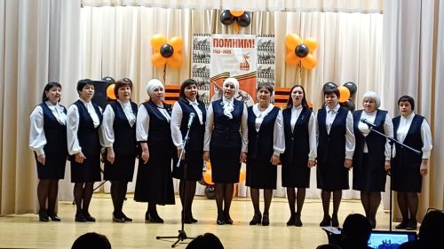 Олы Кибәче авыл җирлегенең үзешчән артистлары Олы Арташ авыл клубында концерт программасы белән чыгыш ясады