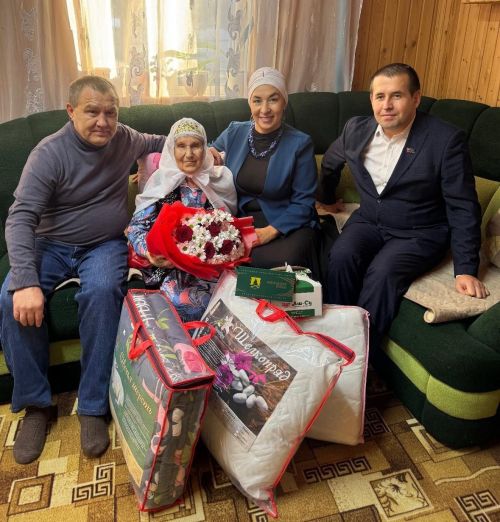 Ике Басу Арташ авылында яшәүче Әлфинур Ярмөхәммәтованы 90 яшьлек юбилее белән тәбрикләделәр