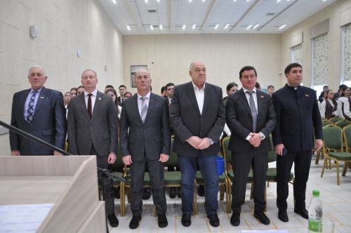 Депутат  космонавт түгел, ул  халык  арасында