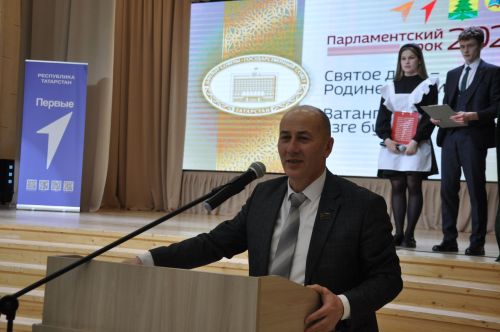 Депутат  космонавт түгел, ул  халык  арасында