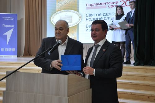 Депутат  космонавт түгел, ул  халык  арасында