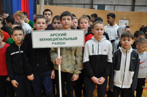Күз  яшьле көрәш: кечкенәләр елый-елый бил  алышты