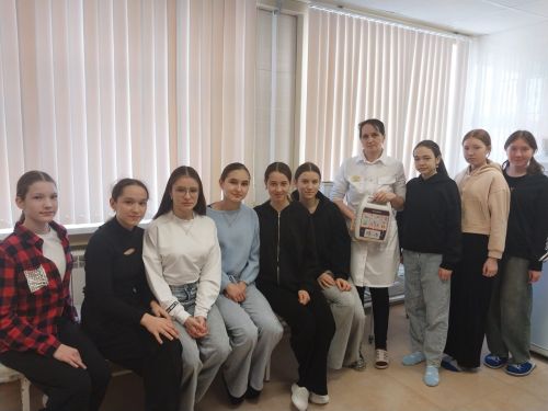 Югары Симеттә мәктәп укучылары авыл фельдшеры эше белән таныштылар