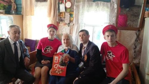 Олы Шыңар авыл җирлегендә  тыл ветераннарын якынлашып килүче Җиңү көне белән котладылар