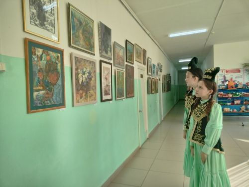 Шекше авылында Мадияр Хаҗиев һәм аның укучылары иҗат иткән картиналар галереясе ачылды