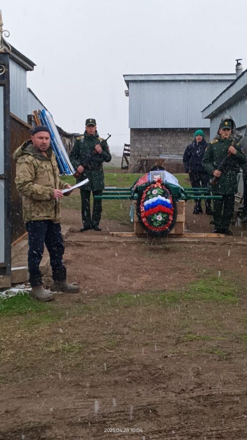 Бүген махсус хәрби операциядә вафат булган Килдебәк авылы егете Инсаф Әхмәтшинны соңгы юлга озаттылар