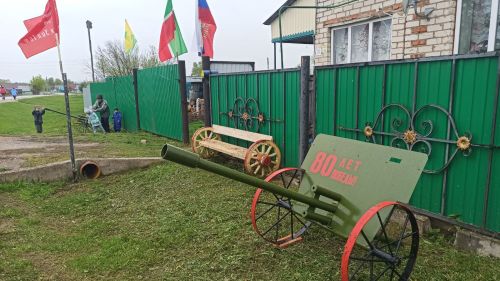 Елыш авылында яшәүче Җиңү бәйрәменә капка каршысын бизәгән
