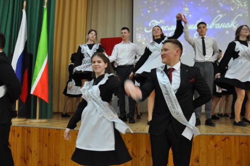 «Соңгы кыңгырау”   – яшьлек,  ак хыяллар, якты киләчәк бәйрәме...
