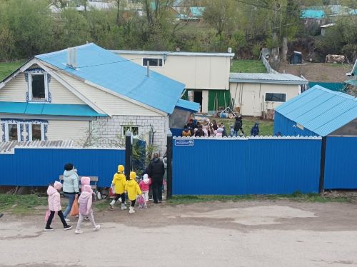 Май бәйрәмендә Тимершык авылында да балалар күчтәнәч җыярга урамнарга чыкты