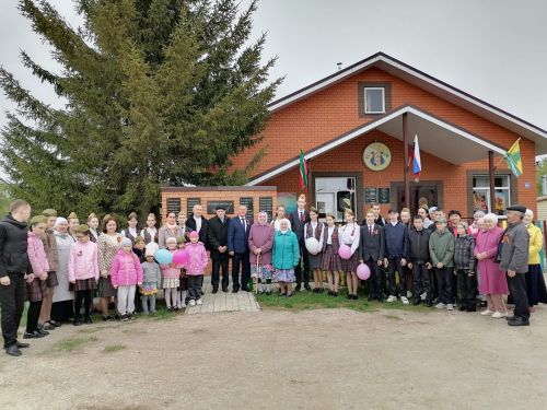 Түбән Симет авылында Җиңү бәйрәме Батырлар хөрмәтенә куелган обелиск янында узды