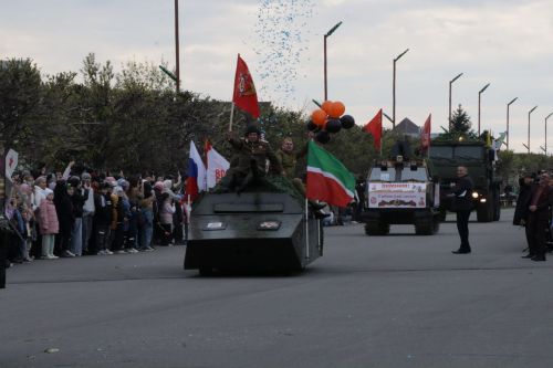 Бүген Сабада Җиңү бәйрәме узды (фоторепортаж)