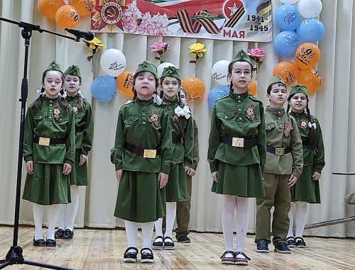 Юлбат авылында Җиңү бәйрәмендә батыр сугышчыларыбыз истәлегенә «Хәтер бакчасы»нда агачлар утырттылар