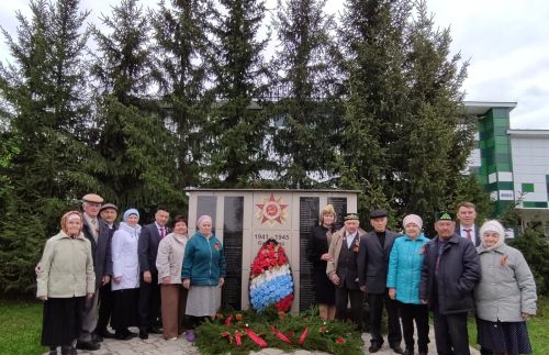 Юлбат авылында Җиңү бәйрәмендә батыр сугышчыларыбыз истәлегенә «Хәтер бакчасы»нда агачлар утырттылар