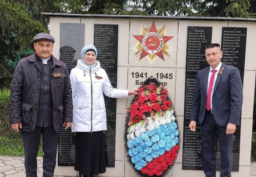 Юлбат авылында Җиңү бәйрәмендә батыр сугышчыларыбыз истәлегенә «Хәтер бакчасы»нда агачлар утырттылар