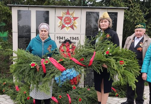 Юлбат авылында Җиңү бәйрәмендә батыр сугышчыларыбыз истәлегенә «Хәтер бакчасы»нда агачлар утырттылар