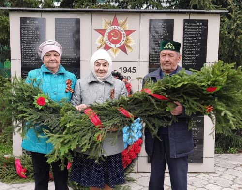 Юлбат авылында Җиңү бәйрәмендә батыр сугышчыларыбыз истәлегенә «Хәтер бакчасы»нда агачлар утырттылар