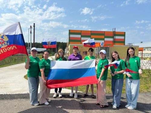 Россия көнен Шәмәрдән авылында ретро автомобильләр узышы белән билгеләп үттеләр
