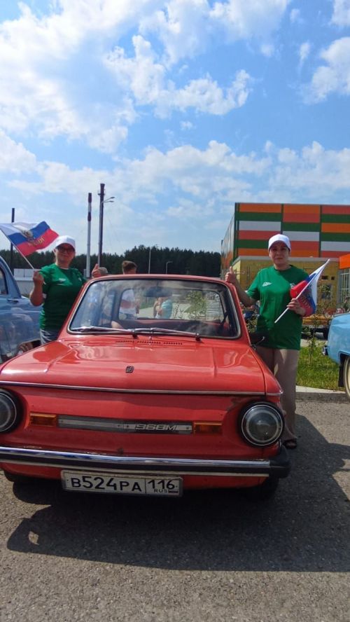 Россия көнен Шәмәрдән авылында ретро автомобильләр узышы белән билгеләп үттеләр