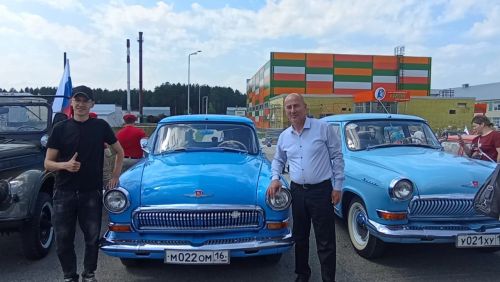 Россия көнен Шәмәрдән авылында ретро автомобильләр узышы белән билгеләп үттеләр