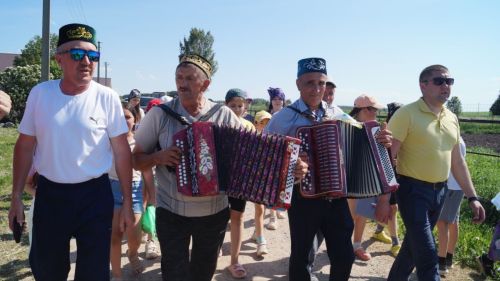 Сәрдә авылында Сабантуйга бирнә җыйганда тыл хезмәтчәннәрен дә бүләкләгәннәр