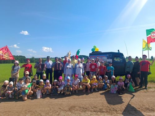 Сәрдә авылында Сабантуйга бирнә җыйганда тыл хезмәтчәннәрен дә бүләкләгәннәр