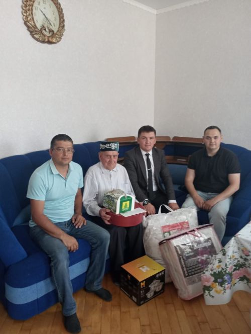 Явлаштау авылында яшәүче Зиннур Ярмиевны 90 яшьлек юбилее белән котладылар