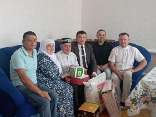 Явлаштау авылында яшәүче Зиннур Ярмиевны 90 яшьлек юбилее белән котладылар