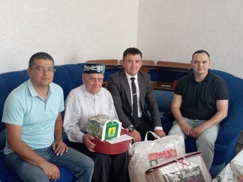 Явлаштау авылында яшәүче Зиннур Ярмиевны 90 яшьлек юбилее белән котладылар