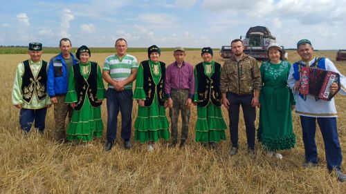 «Дуслык» агитбригадасы  «Нырты» күмәк хуҗалыгы басуларында эшләүче кыр батырлары алдында чыгыш ясадылар