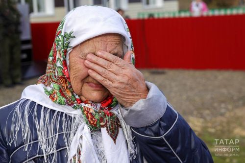 Республиканың бер районында 88 яшьлек әбине куркытып, 740 мең сум акчасын алганнар