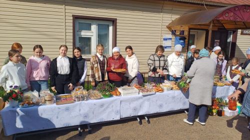 Олы Кибәче урта гомумбелем бирү мәктәбе укучылары махсус хәрби операциядәге ватандашларыбызга ярдәм өчен көзге ярминкә оештырдылар