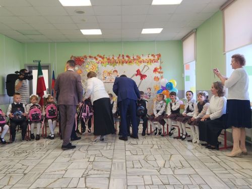 Сатыш урта мәктәбе укучыларны яңартылган, капиталь ремонтланган бина белән каршы алды
